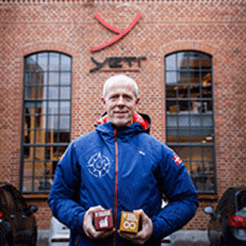 Nordisk CEO Erik Moeller holding UN Global Goals blocks for sustainability and responsible production.
