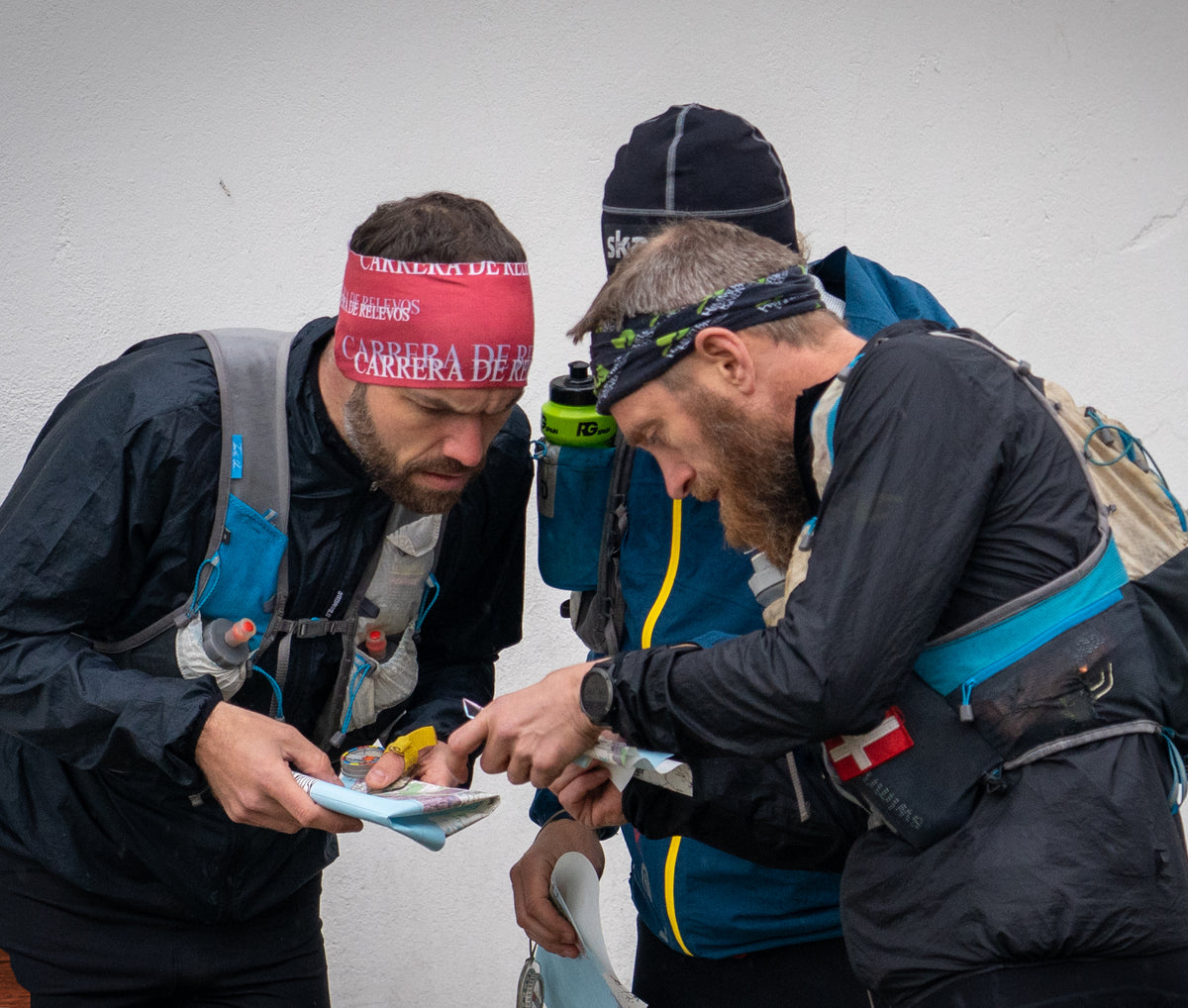 Trail runners checking a map during the Nordisk Adventure Run in Mols Bjerge.