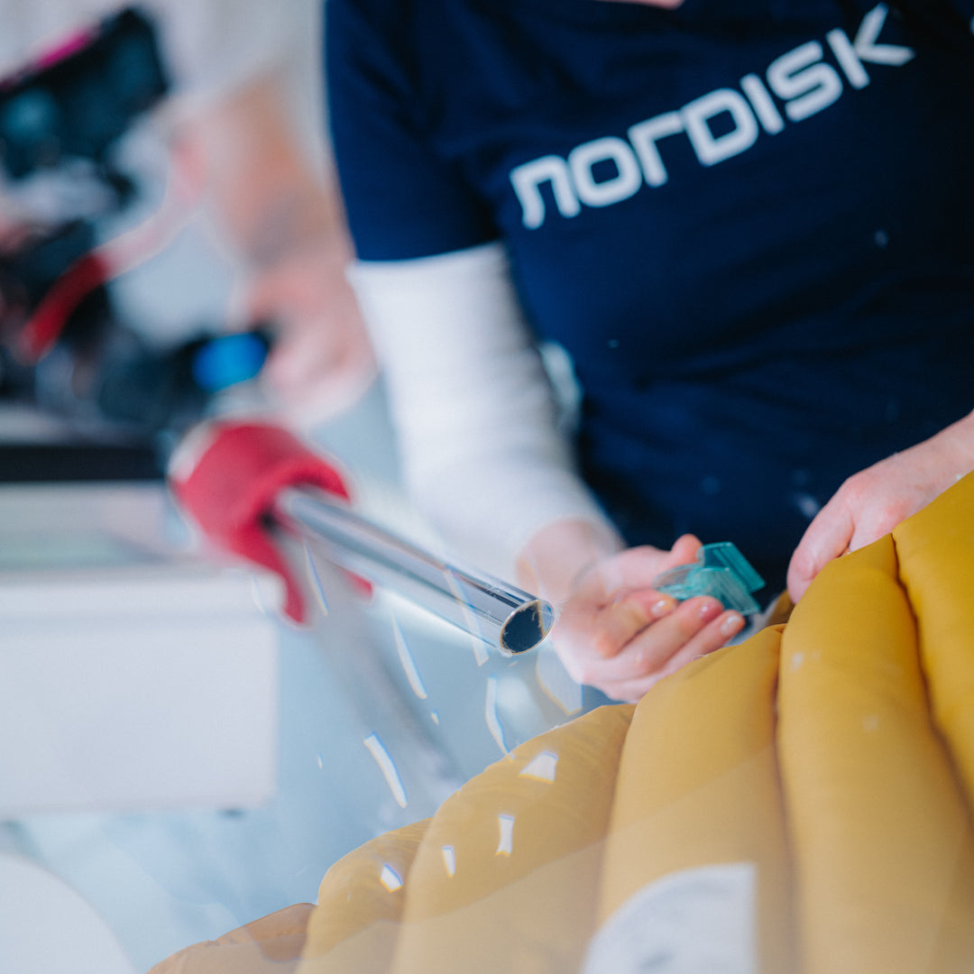 Employee working on a down sleeping bag at Die Manufaktur in Görlitz