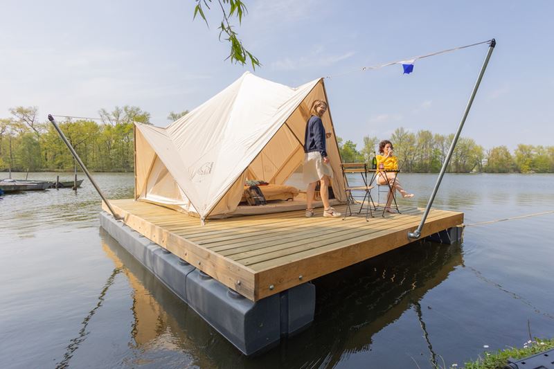 Glamping cotton tent on a floating wooden platform at Vlotjes Kamperen in Belgium.
